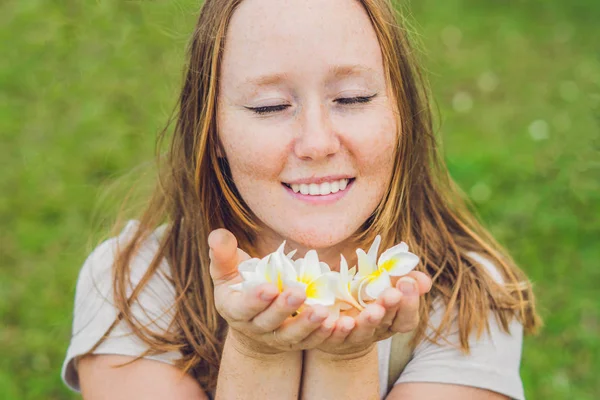Flores brancas plumeria frangipani em mãos femininas — Fotografia de Stock