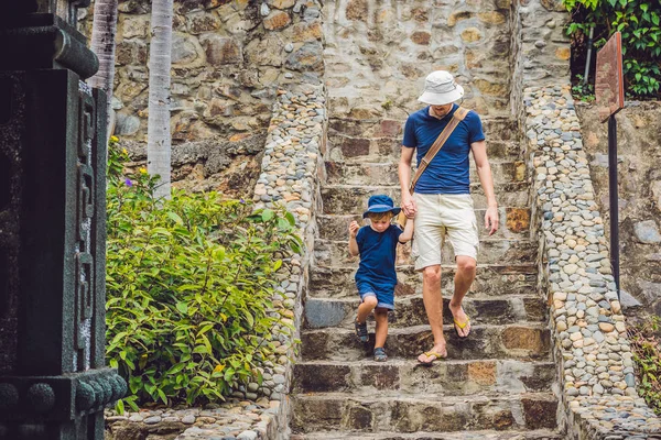 Otec a syn turistů jít po schodech dolů — Stock fotografie