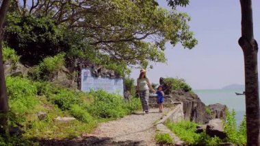 Anne ve oğlu bir bahçe ile Monkey Island üzerinde yürüme. Vietnam.