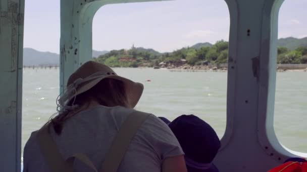 Moeder en zoon zeilen op een boot op een weg naar een Monkey Island. Vietnam — Stockvideo