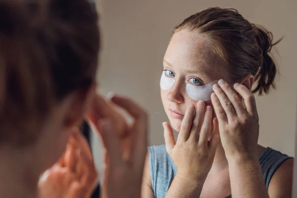 Portrait de beauté Femme aux cheveux roux avec des patchs oculaires montrant un effet de peau parfaite. Spa fille — Photo