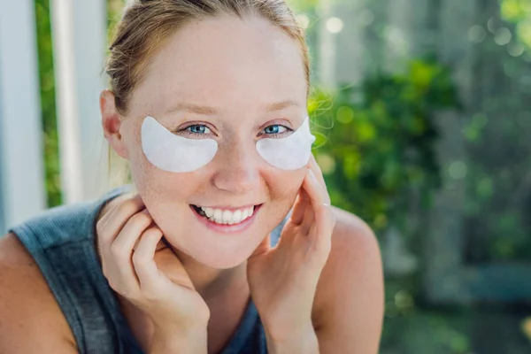 Retrato de belleza Mujer pelirroja con parches en los ojos que muestran un efecto de la piel perfecta. Chica Spa —  Fotos de Stock