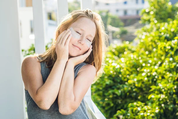 Retrato de belleza Mujer pelirroja con parches en los ojos que muestran un efecto de la piel perfecta. Chica Spa —  Fotos de Stock