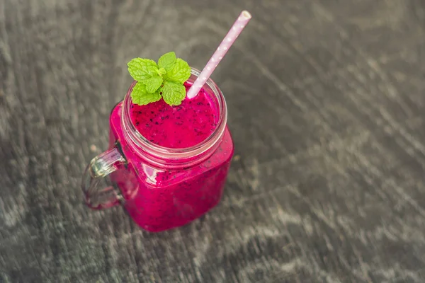 Smoothies de um fruto de dragão orgânico vermelho em um velho fundo de madeira — Fotografia de Stock