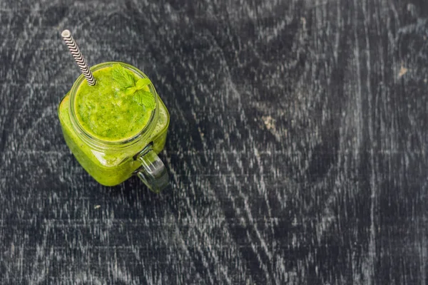 Frullati verdi fatti di spinaci. Alimentazione sana e concetto di sport — Foto Stock