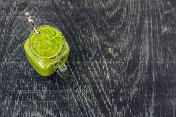 Smoothies verts aux épinards. Concept de saine alimentation et de sport — Photo