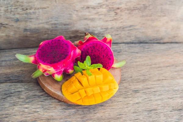 Gesneden dragon fruit en mango — Stockfoto