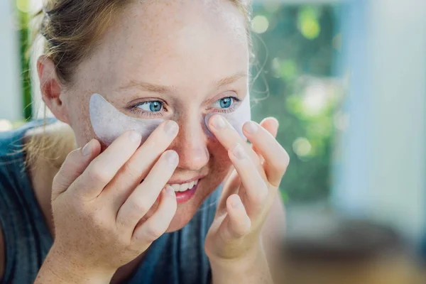 Πορτρέτο της ομορφιάς Κοκκινομάλλης γυναίκα με patches ματιών δείχνει ένα αποτέλεσμα της τέλειο δέρμα. Κέντρο ευεξίας και σπα κορίτσι — Φωτογραφία Αρχείου