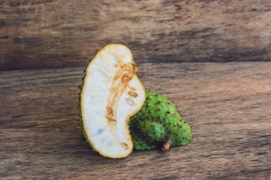 GuanaBANA bir eski ahşap arka plan - egzotik tropik meyve - bölgesel meyve Vietnam