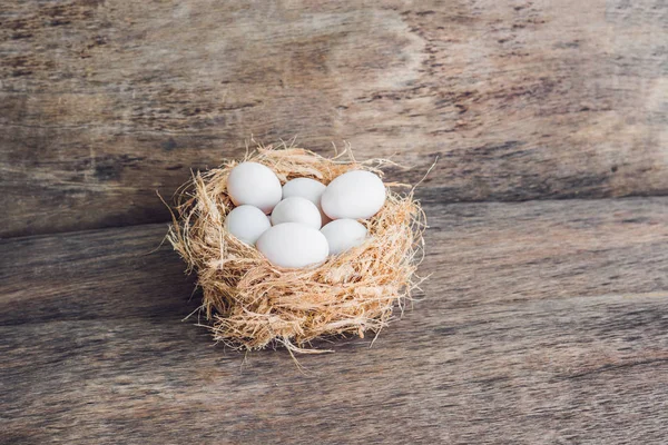 Weiße Ostereier im Nest. Osterkonzept — Stockfoto