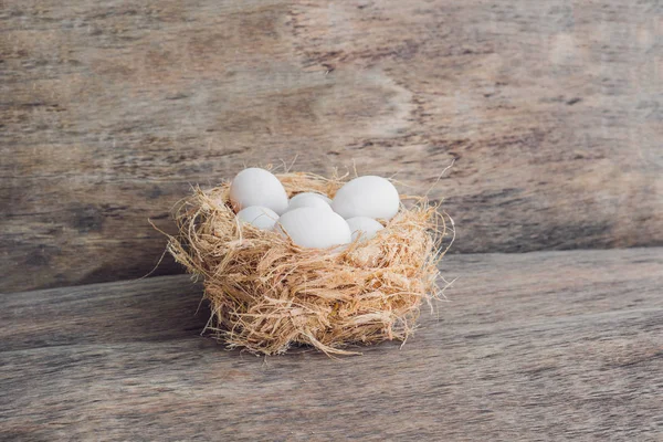 Weiße Ostereier im Nest. Osterkonzept — Stockfoto