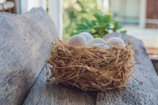 Uova bianche di Pasqua nel nido. Concetto pasquale — Foto Stock