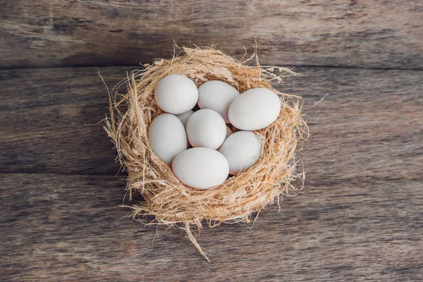 Uova bianche di Pasqua nel nido. Concetto pasquale — Foto Stock