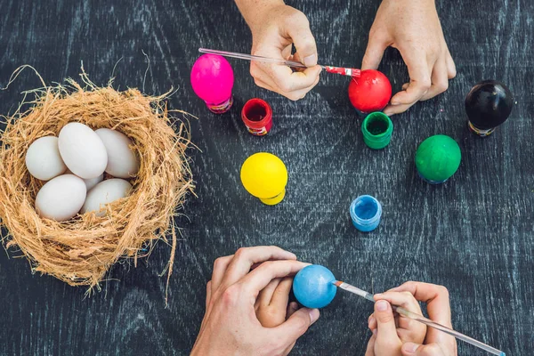 Family painting Easter eggs. — Stock Photo, Image