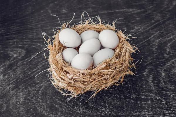 Weiße Ostereier im Nest. Osterkonzept — Stockfoto
