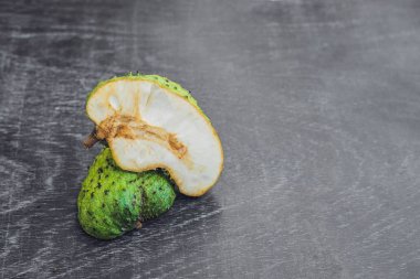 GuanaBANA bir eski ahşap arka plan - egzotik tropik meyve - bölgesel meyve Vietnam