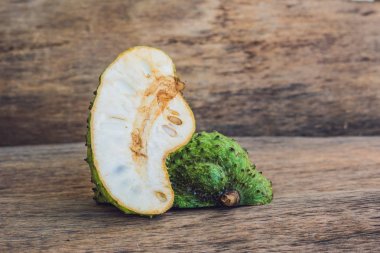 GuanaBANA bir eski ahşap arka plan - egzotik tropik meyve - bölgesel meyve Vietnam