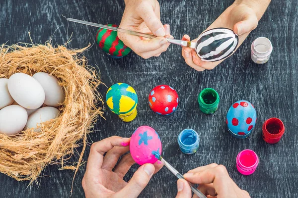 Feliz Pascua Una madre, padre y su hijo pintando huevos de Pascua. Familia feliz preparándose para la Pascua — Foto de Stock