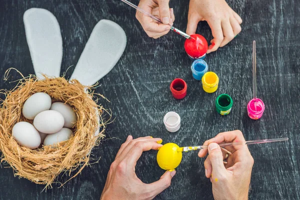 Feliz Pascua Una madre, padre y su hijo pintando huevos de Pascua. Familia feliz preparándose para la Pascua — Foto de Stock