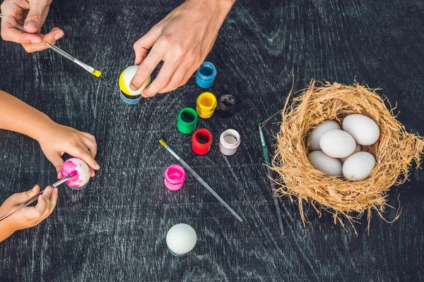 Feliz Pascua Una madre, padre y su hijo pintando huevos de Pascua. Familia feliz preparándose para la Pascua — Foto de Stock