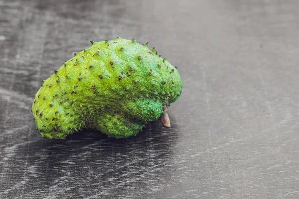 Guanabana sur un vieux fond de bois - fruits tropicaux exotiques - fruits régionaux du Vietnam — Photo