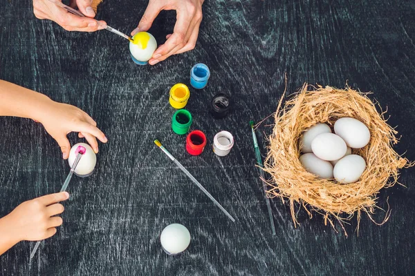 Feliz Pascua Una madre, padre y su hijo pintando huevos de Pascua. Familia feliz preparándose para la Pascua —  Fotos de Stock