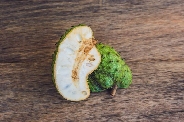 Guanabana sur un vieux fond de bois - fruits tropicaux exotiques - fruits régionaux du Vietnam — Photo