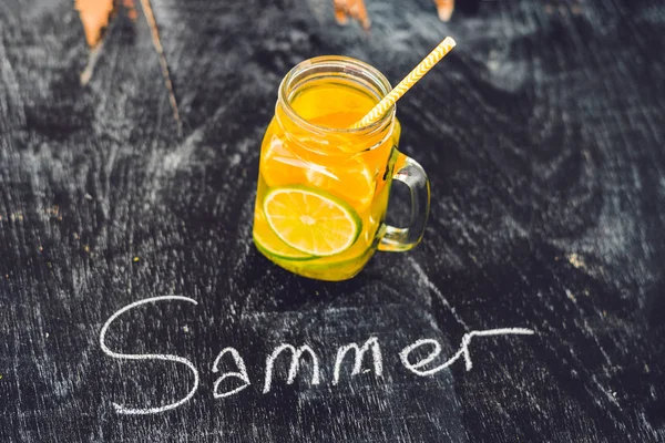 Домашний чай из ферментированного сырья Kombucha готов пить с апельсином и лаймом. Лето — стоковое фото
