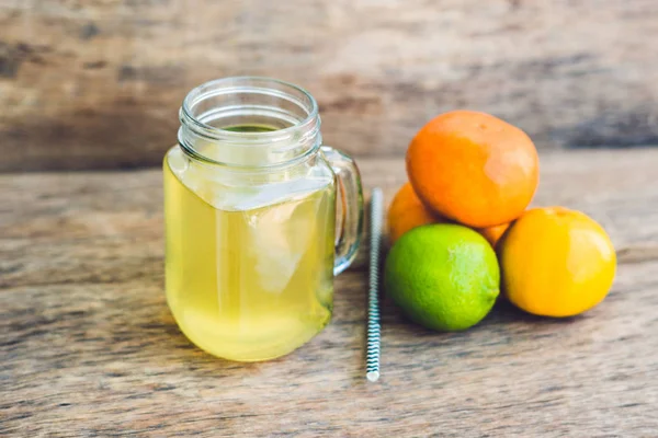 Té de Kombucha crudo fermentado casero listo para beber con naranja y lima. Verano — Foto de Stock