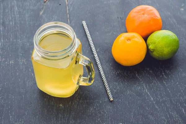 Té de Kombucha crudo fermentado casero listo para beber con naranja y lima. Verano — Foto de Stock