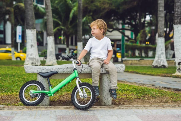 Blonder Junge fährt Fahrrad — Stockfoto