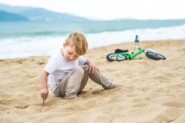 Enfant garçon et vélo près de la mer . — Photo