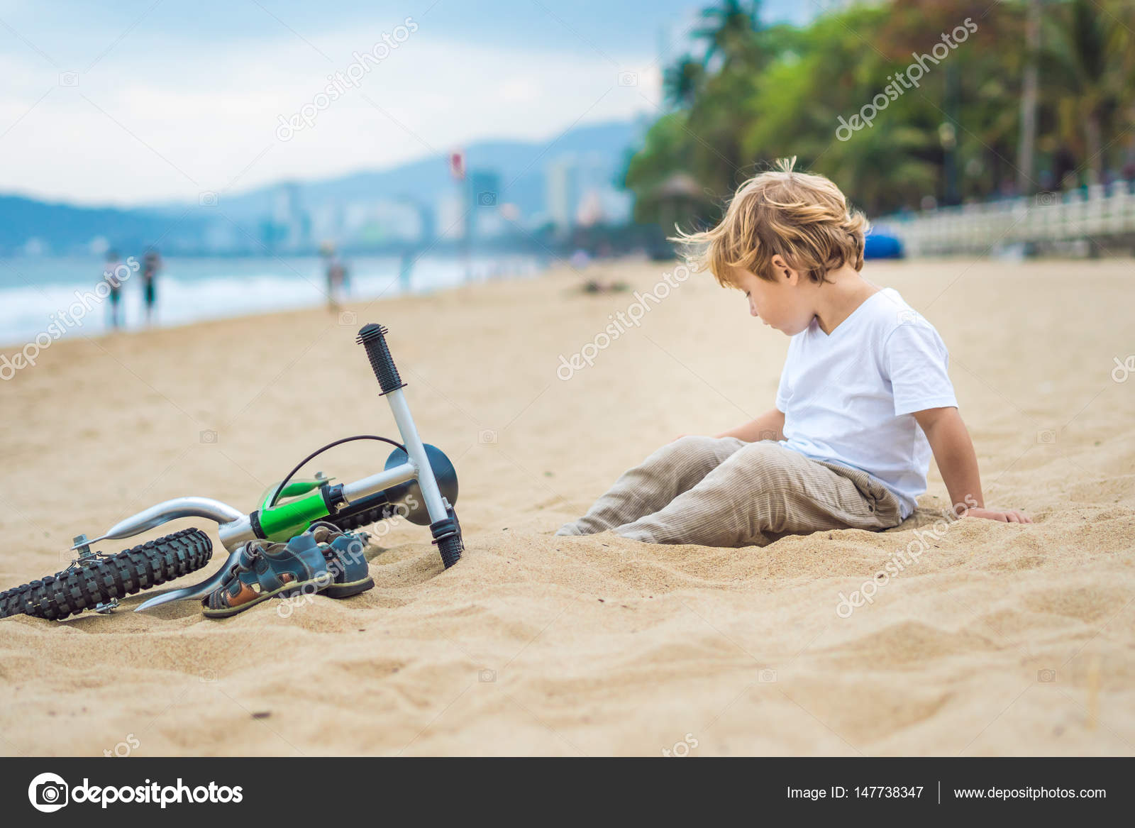 Jogo Do Rapaz Pequeno Com Bicicleta Foto de Stock - Imagem de