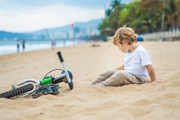Etkin sarışın çocuk çocuk ve Bisiklet deniz kenarında. Rüya ve sıcak yaz gününde eğleniyor yürümeye başlayan çocuk. açık havada oyun çocuklar için. Denge bisikleti kavramı — Stok fotoğraf