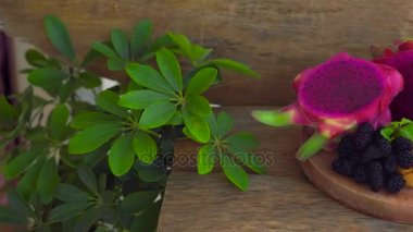 Dragon meyve ve mango eski ahşap arka plan üzerine dilimlenmiş