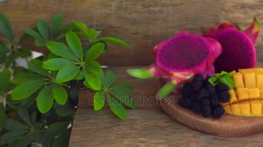 Dragon meyve ve mango eski ahşap arka plan üzerine dilimlenmiş