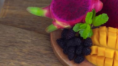 Dragon meyve ve mango eski ahşap arka plan üzerine dilimlenmiş