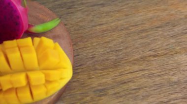 Dragon meyve ve mango eski ahşap arka plan üzerine dilimlenmiş