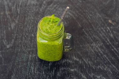 Yeşil smoothies ıspanak yaptı. Sağlıklı beslenme ve spor kavramı