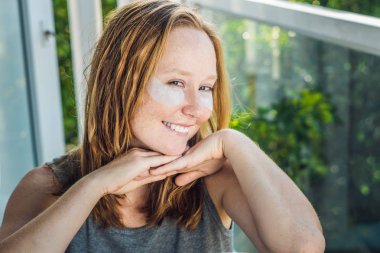 Mükemmel deri bir etkisini gösteren göz yamalar ile güzellik Kızıl saçlı kadın portresi. Spa kız