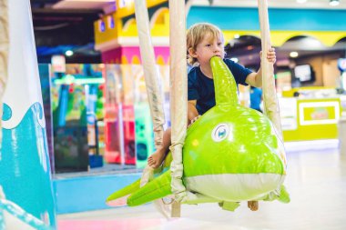 Genç çocuk atlıkarınca binmek heyecan