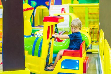 Genç çocuk atlıkarınca binmek heyecan