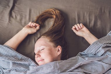 Aşağı yalan yatak ve uyku, en iyi görünüm güzel ve genç birbayan. Yeterli uyku kavramı alamadım