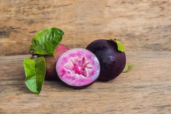 Frutti freschi di cainito Chrysophyllum su fondo legno — Foto Stock