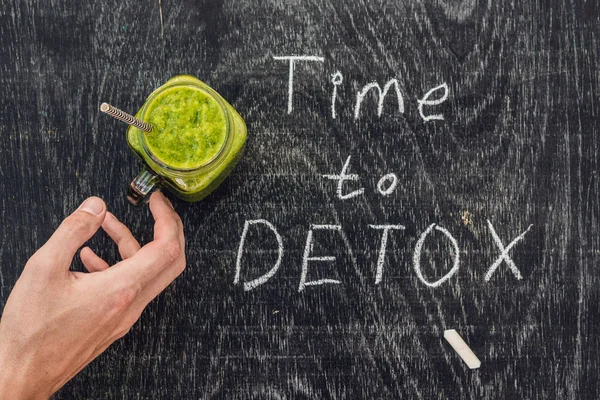 Zeit, Kreideschrift auf dem Holztisch und grüne Smoothies aus Spinat zu entgiften. Konzept für gesunde Ernährung und Sport — Stockfoto