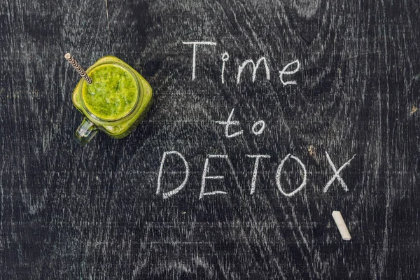 Tijd om de Detox krijt inscriptie op de houten tafel en groene smoothies gemaakt van spinazie. Gezond eten en sporten concept — Stockfoto