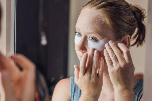 Porträtt av skönhet rödhårig kvinna med eye patches visar en effekt av perfekt hud. Spa flicka — Stockfoto