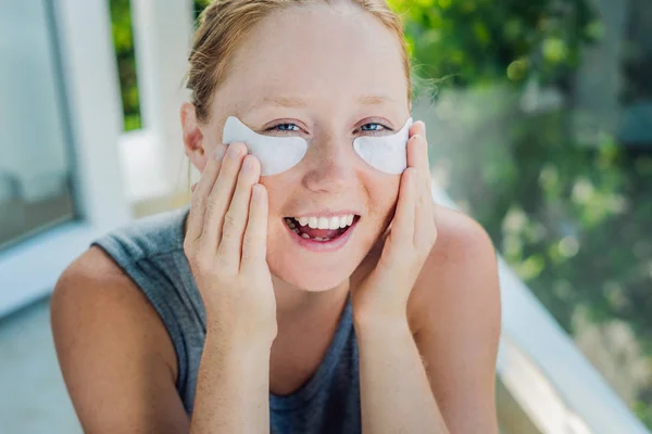 Retrato de belleza Mujer pelirroja con parches en los ojos que muestran un efecto de la piel perfecta. Chica Spa —  Fotos de Stock