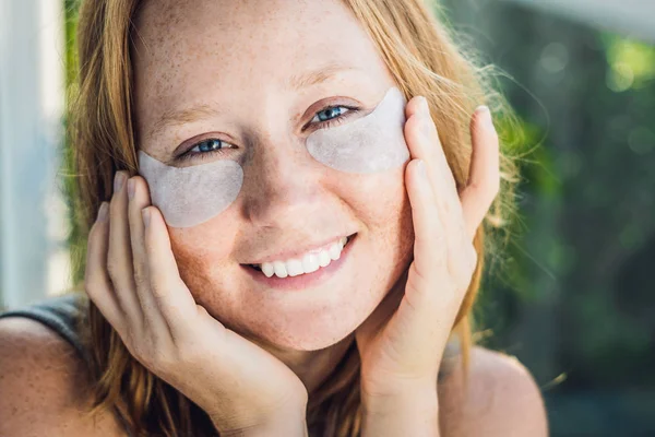 Mükemmel deri bir etkisini gösteren göz yamalar ile güzellik Kızıl saçlı kadın portresi. Spa kız — Stok fotoğraf