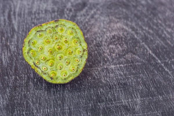 Graines de lotus sur un vieux fond en bois — Photo